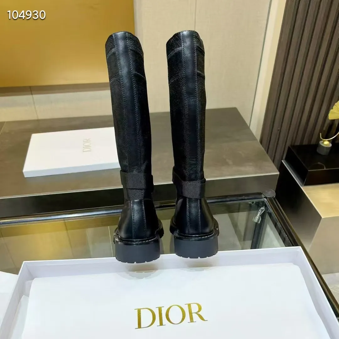 👟👟Ex-factory price 560👟👟 Dior color-blocking new boots for autumn and winter, the latest electric embroidery color-blocking letter logo for autumn and winter, round-toe high-top knight boots for women, Material: first-layer cowhide stitched with electric embroidery fabric, sheepskin lining for feet, original molded TPU outsole Size: 35-40 yards